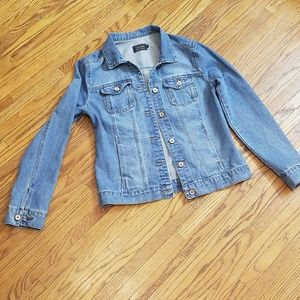 L Light wash denim jacket
